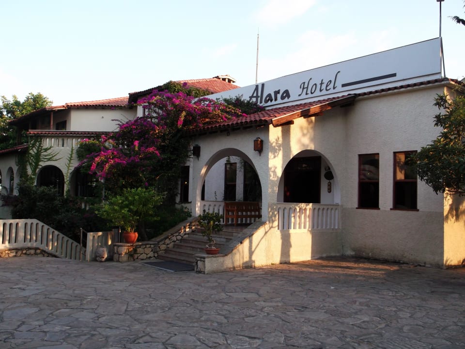 Hoteleingang Alara Hotel