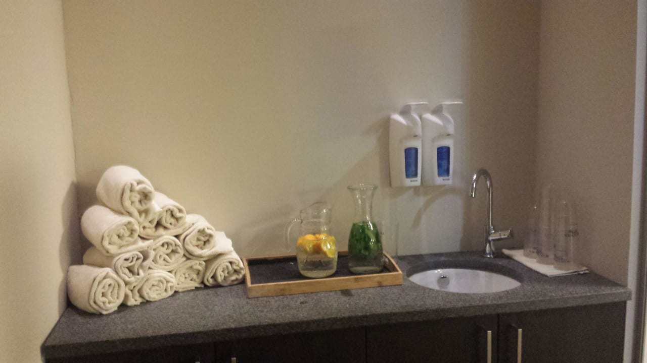 Handtücher und Getränke vor dem Fitness Studio Falkensteiner Hotel Sonnenalpe