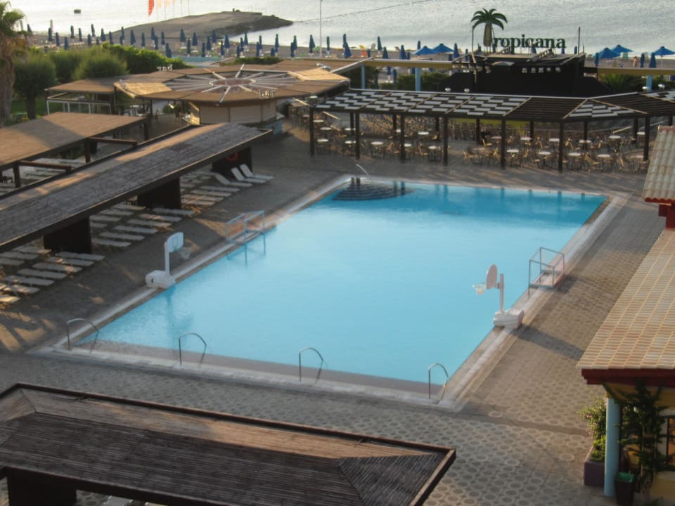 Haupt-Pool mit Wassersport-Bereich Esperides Beach Resort