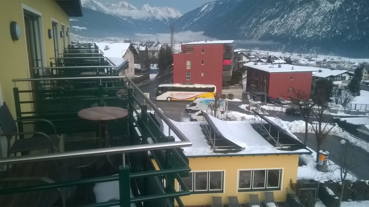 Blick vom Balkon auf unseren Bus Hotel zum Hirschen