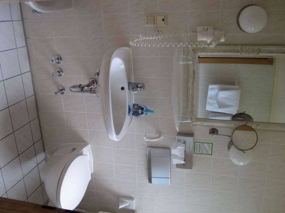 Bad, links davon ist Bidet und Dusche Haus Petersen