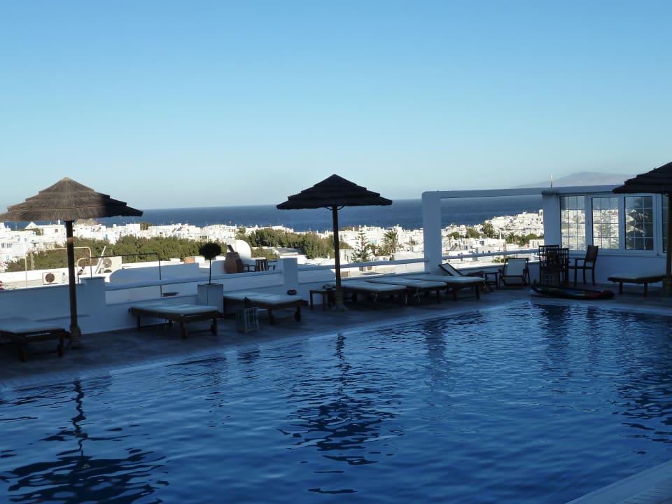 Pool kurz nach Sonnenaufgang Hotel Rochari