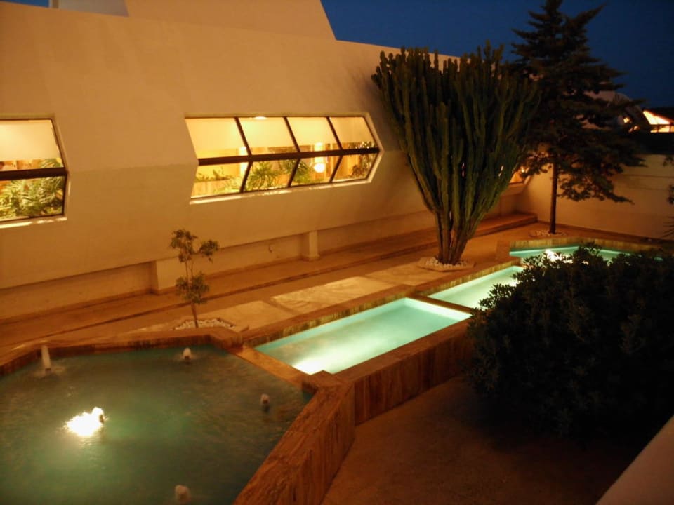 Ausblick vom Balkon auf kleinen Springbrunnen Hotel Exagon Park