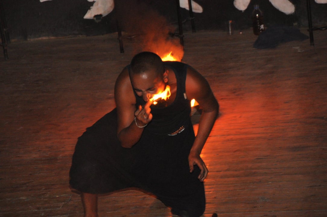 Night Show Parrotel Beach Resort