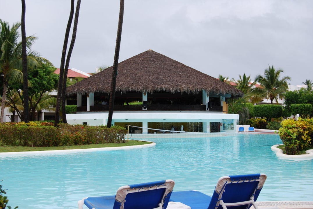 Große Pool mit Poolbar Occidental Punta Cana