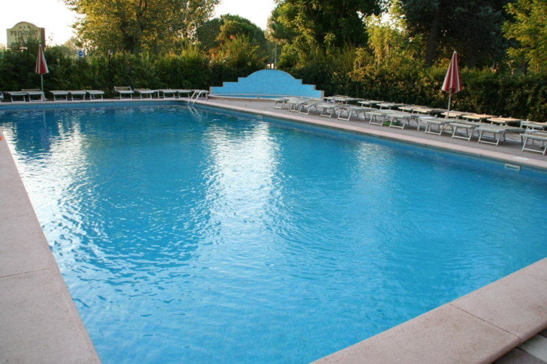 Pool bei Ankunft  Hotel President