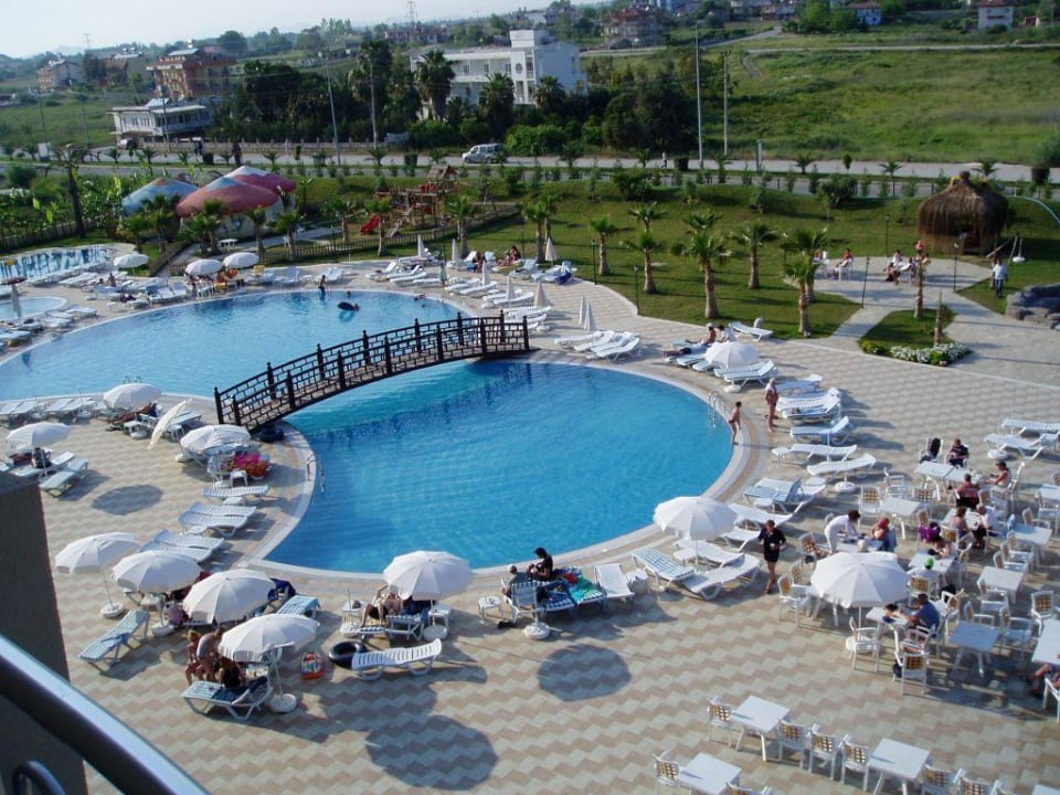 Blick vom Balkon auf die Poollandschaft FUN&SUN Smart Hane Sun Hotel