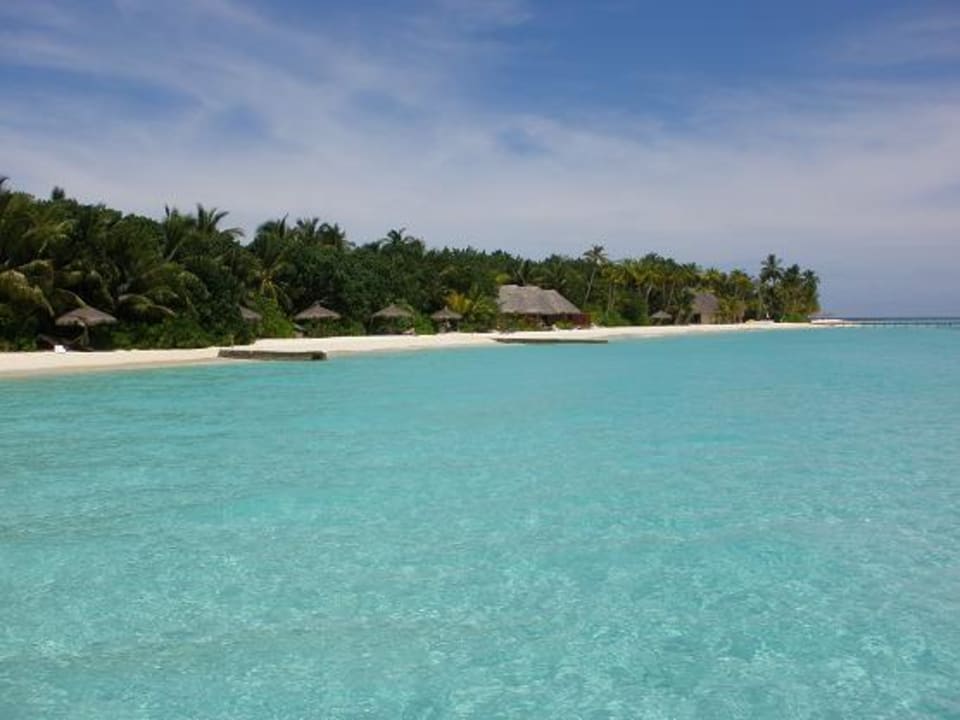 Der Strand auf der Westseite Veligandu Maldives Resort Island