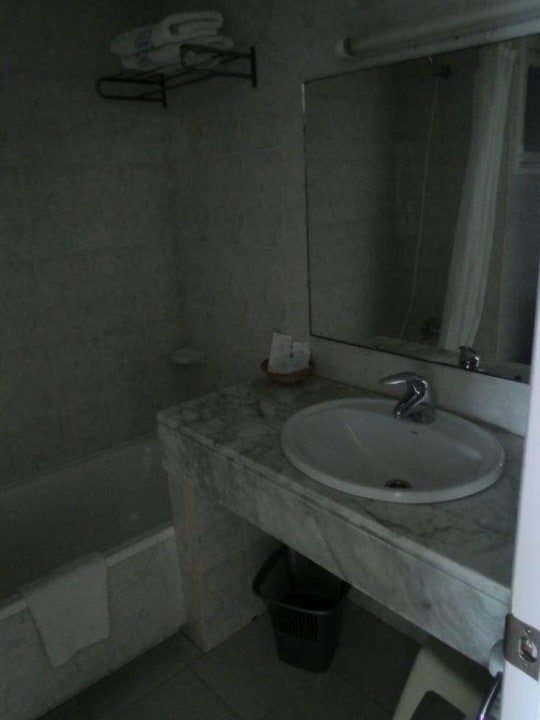 Badezimmer mit ausreichend Ablagemöglichkeiten Hotel Ibiza Playa