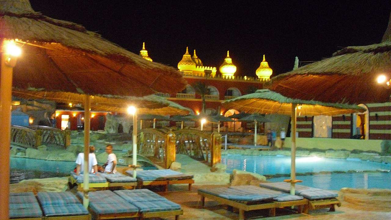 Pool bei Nacht Pickalbatros Alf Leila Wa Leila Resort - Neverland Hurghada