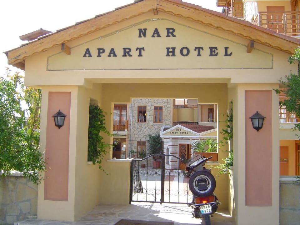 Eingang Hotel Nar Apart