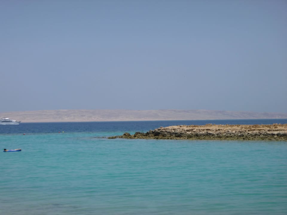 Blick vom Hotelstrand (kleiner Sandstrand) Arabia Azur Resort