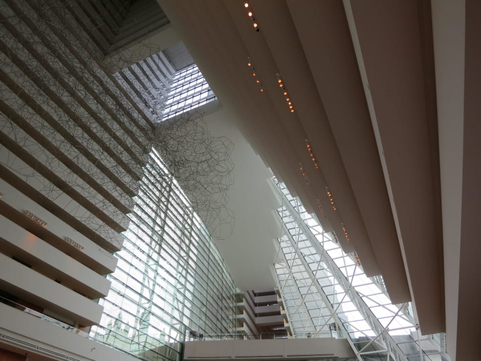 Blick nach oben von innen Marina Bay Sands