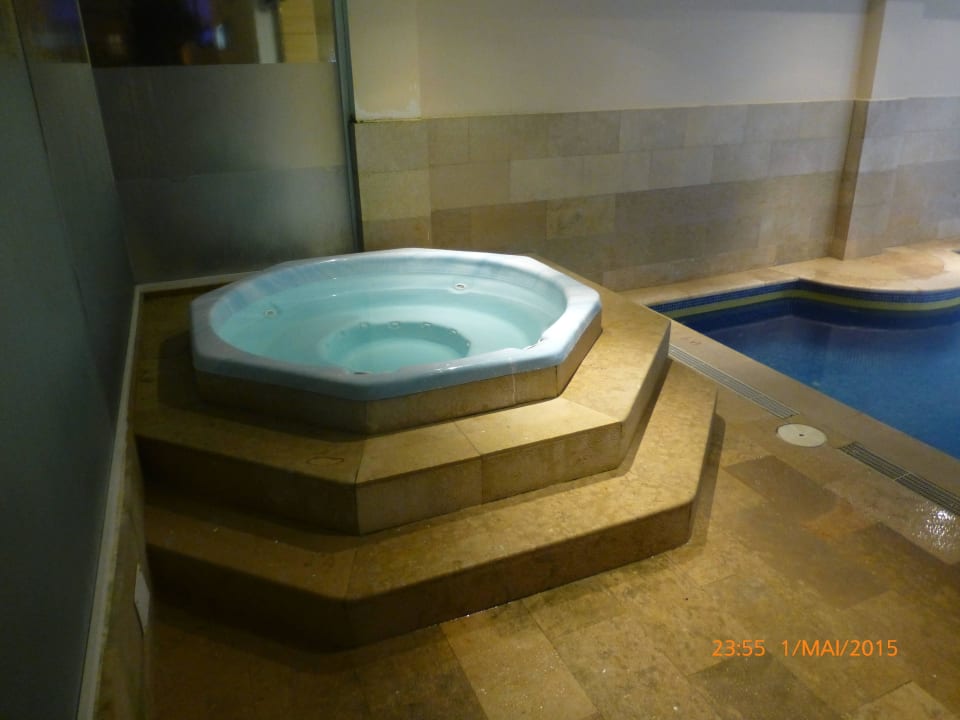 Neben Innenpool Haupthaus Hotel Palm Garden