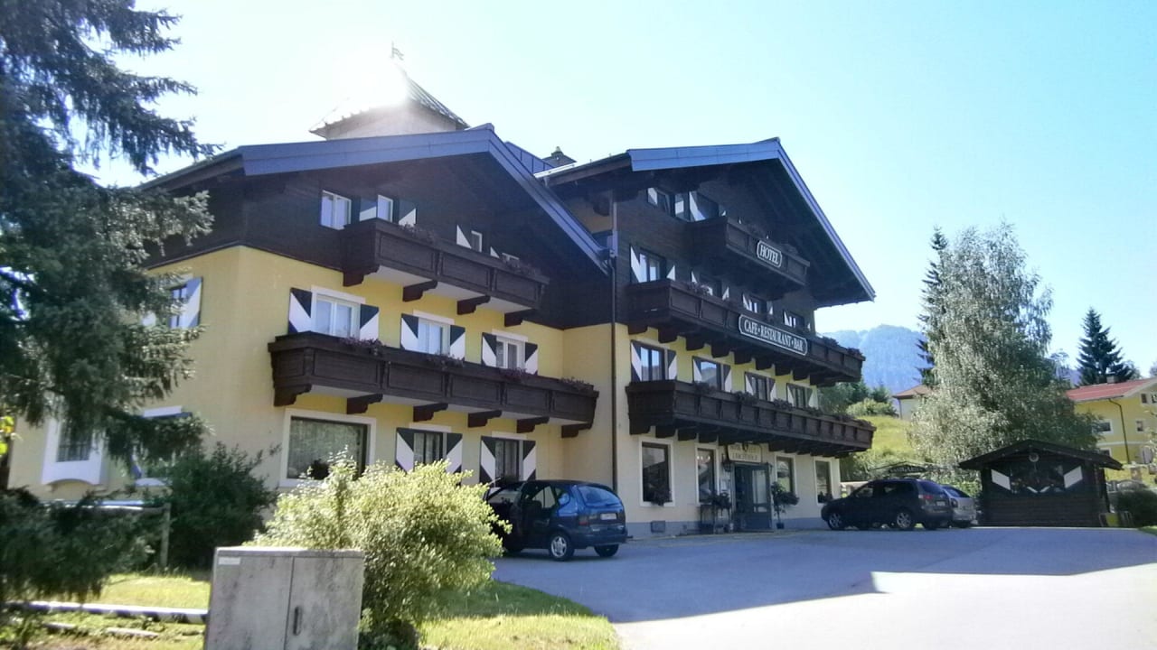 Hotelanfahrt und Stellplatzsituation Hotel Lärchenhof