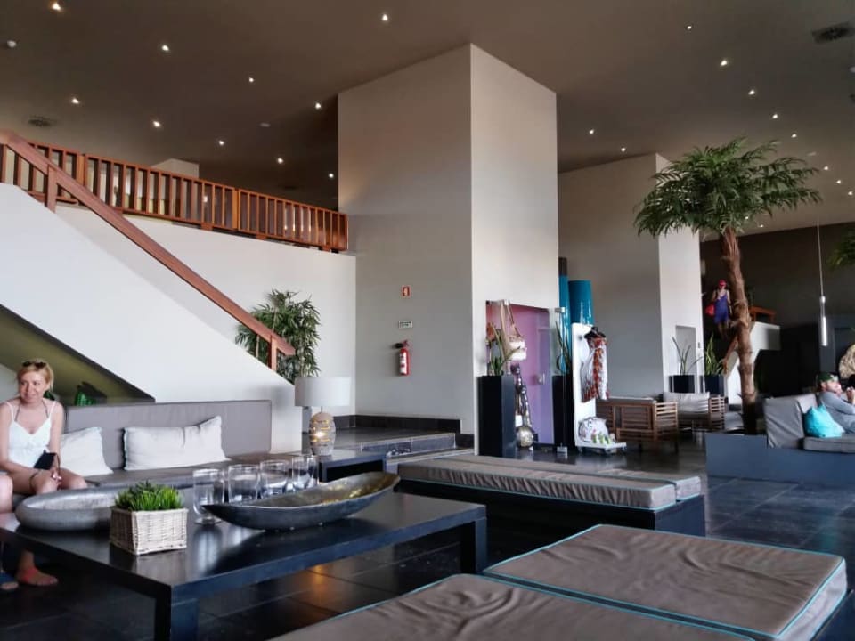 W hotelowym lobby Oasis Salinas Sea