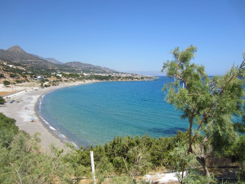 Widok na lewą stronę plaży od hotelu Hotel Kakkos Bay