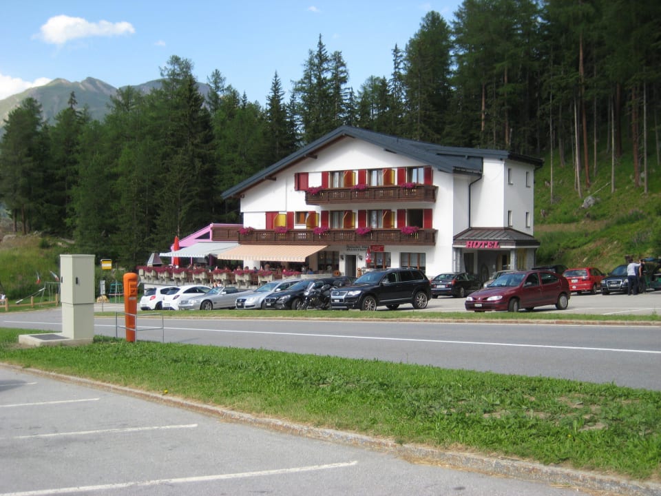 Außenansicht von vorne Hotel Ganterwald am Simplonpass