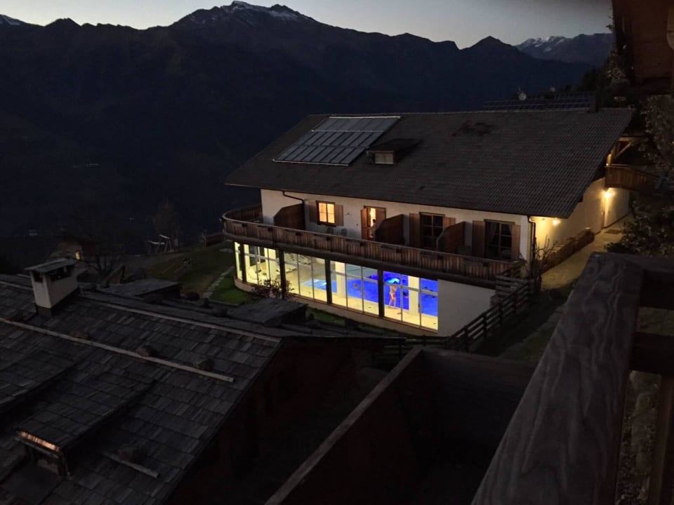 Blick vom Almchalet auf das Gästehaus mit Pool Taser Familienalm