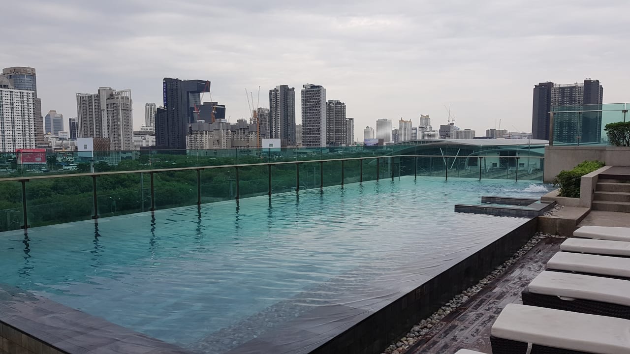Pool Mercure Bangkok Makkasan