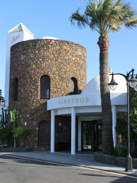 Eingang des Hotels allsun App.-Hotel Albatros