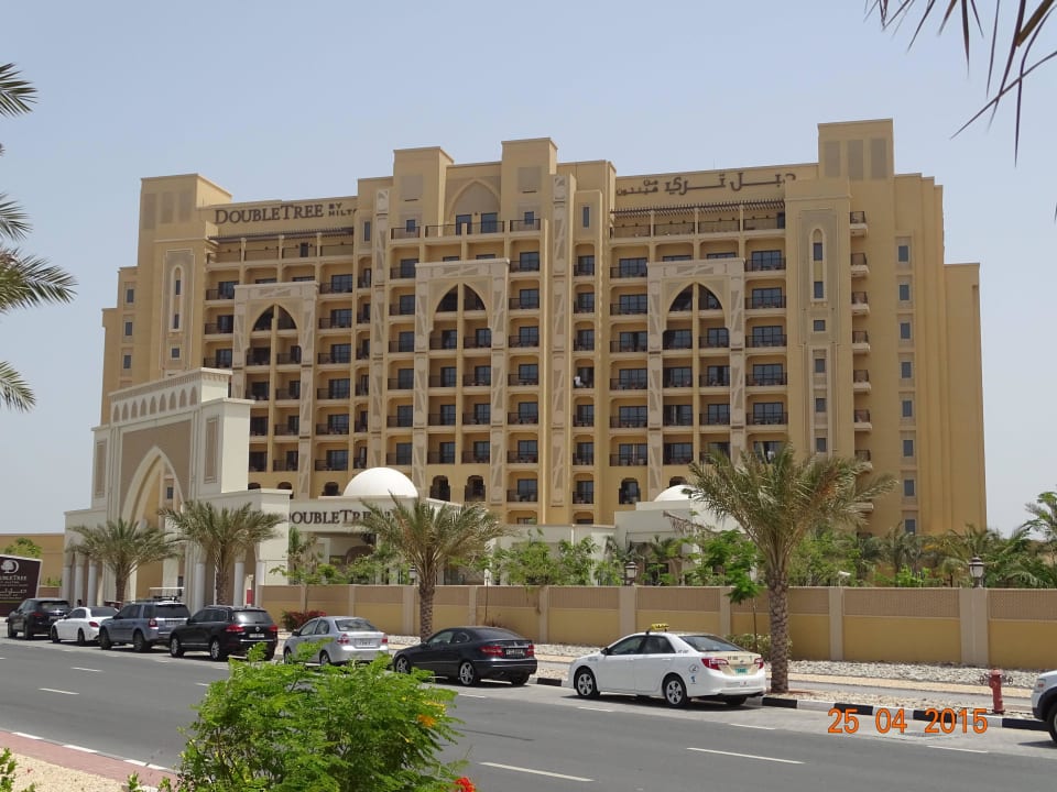 Hotel von der Straße aus DoubleTree by Hilton Resort & Spa Marjan Island