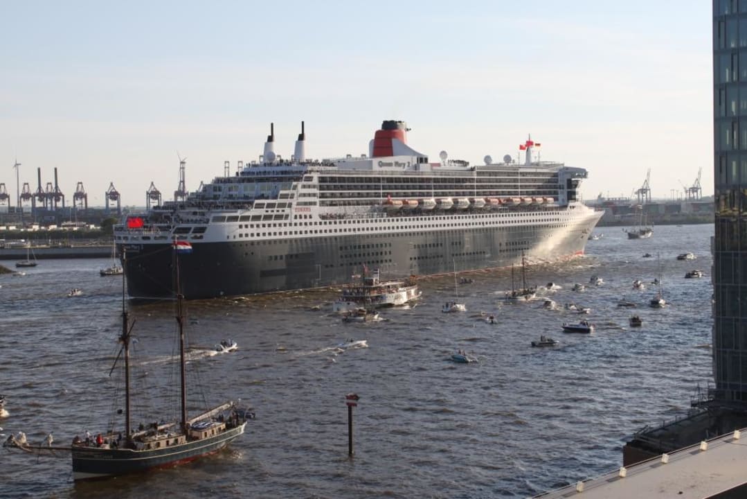 Ausblick von der Terrasse auf die Elbe Clipper Boardinghouse Hamburg-Holzhafen