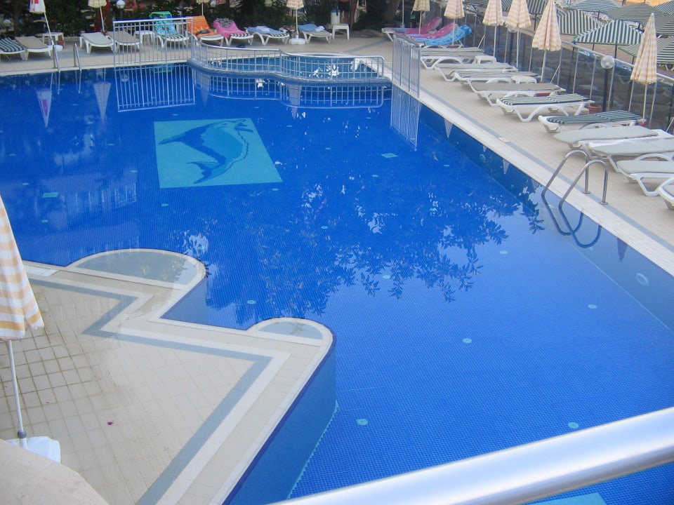 Großer Pool, sieht hier kleiner aus Aska Hotel Just in Beach