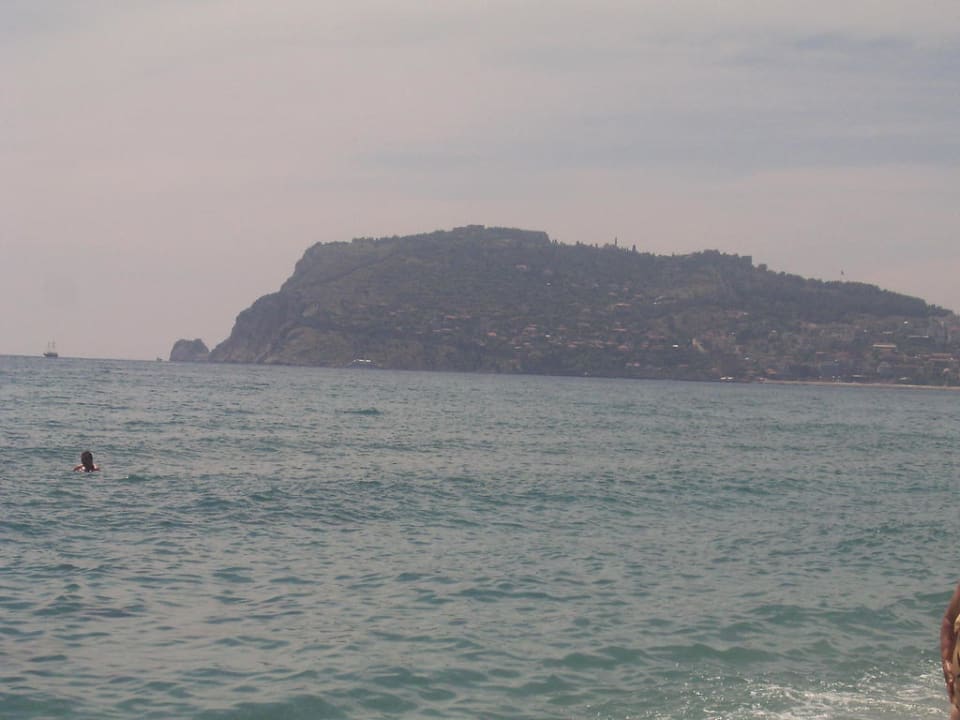 Blick vom Hotel-Strand auf die Burg von Alanya Blue Diamond Alya