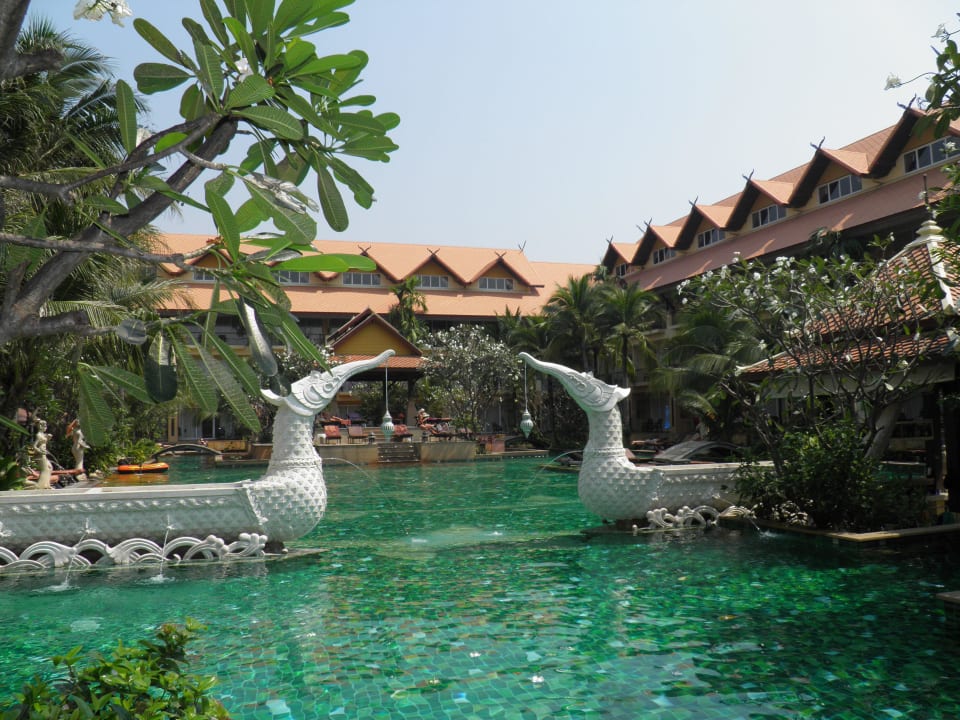 Teil Pool-und Hotelansicht Villa Thongbura