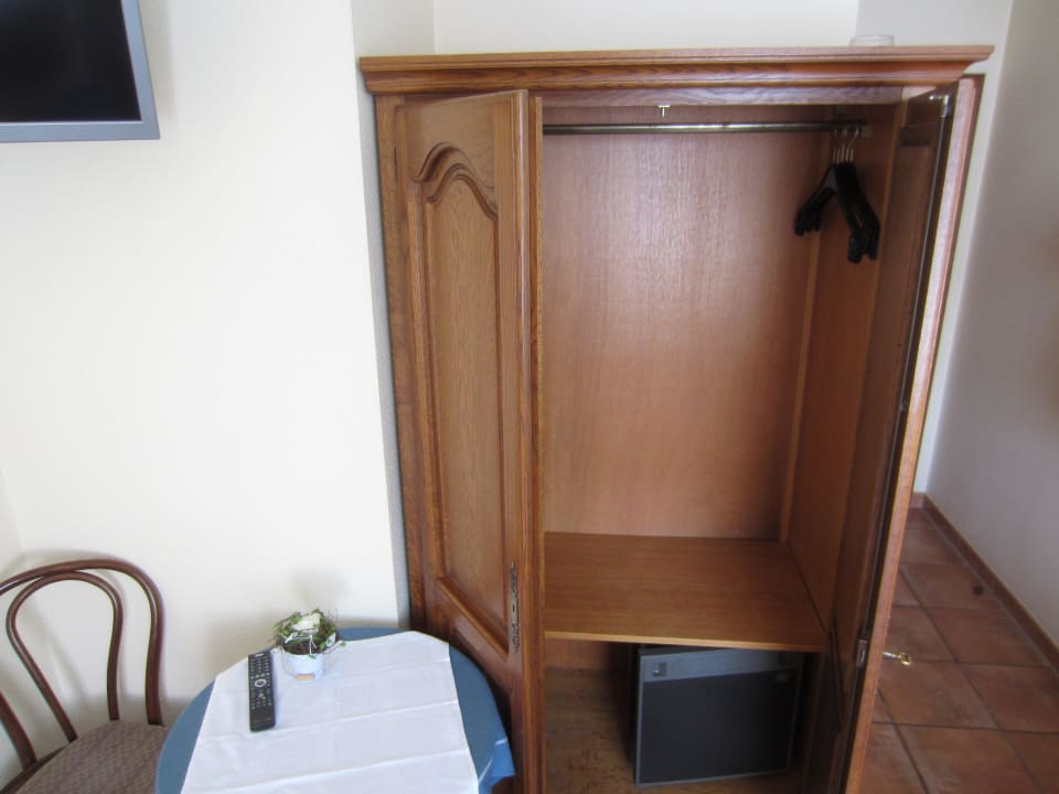 Schrankinnenansicht mit kleinem Kühlschrank Gasthof Robens