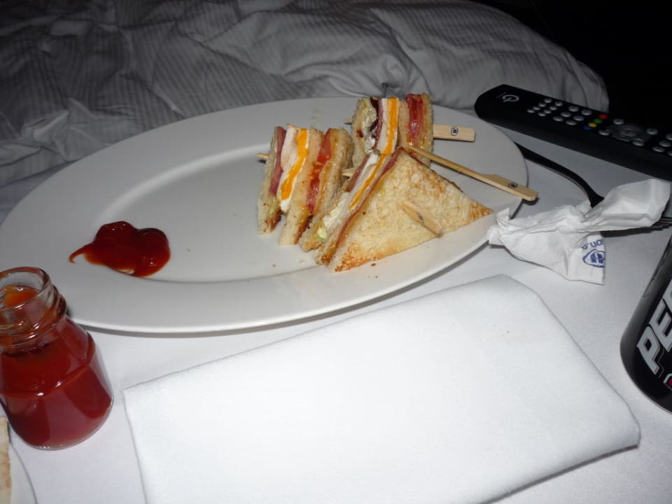 Bestellung auf's Zimmer: Hilton Club Sandwich Golden Sands Hotel Creek
