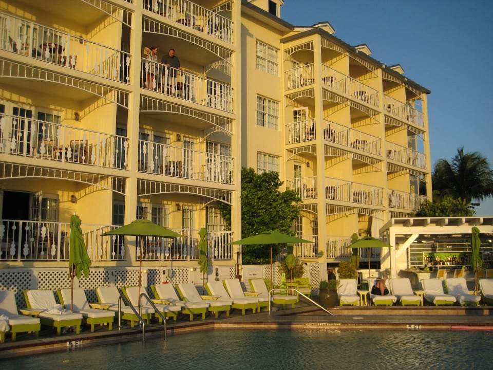 Hotel in Abendstimmung, vom Pool Hotel Ocean Key Resort & Spa