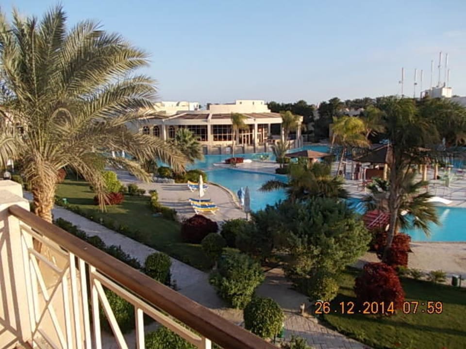 Blick vom Zimmer über den Pool zum Restaurant Prima Life Makadi Resort