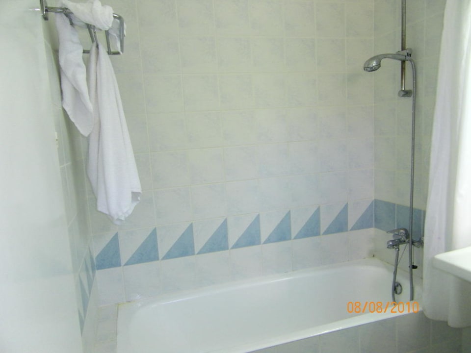 Das ist die alte Dusche mit fleckigem Vorhang Grand Hotel Holiday Resort