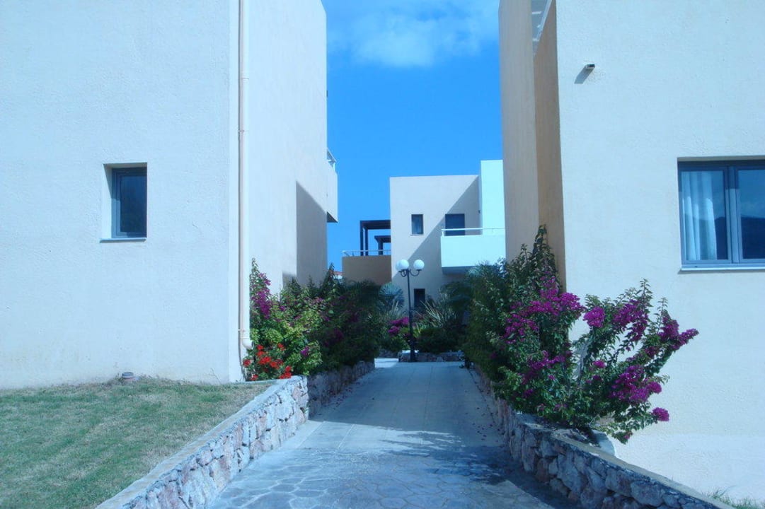 Viele Wege führen zum Pool Atlantica Mikri Poli Rhodes