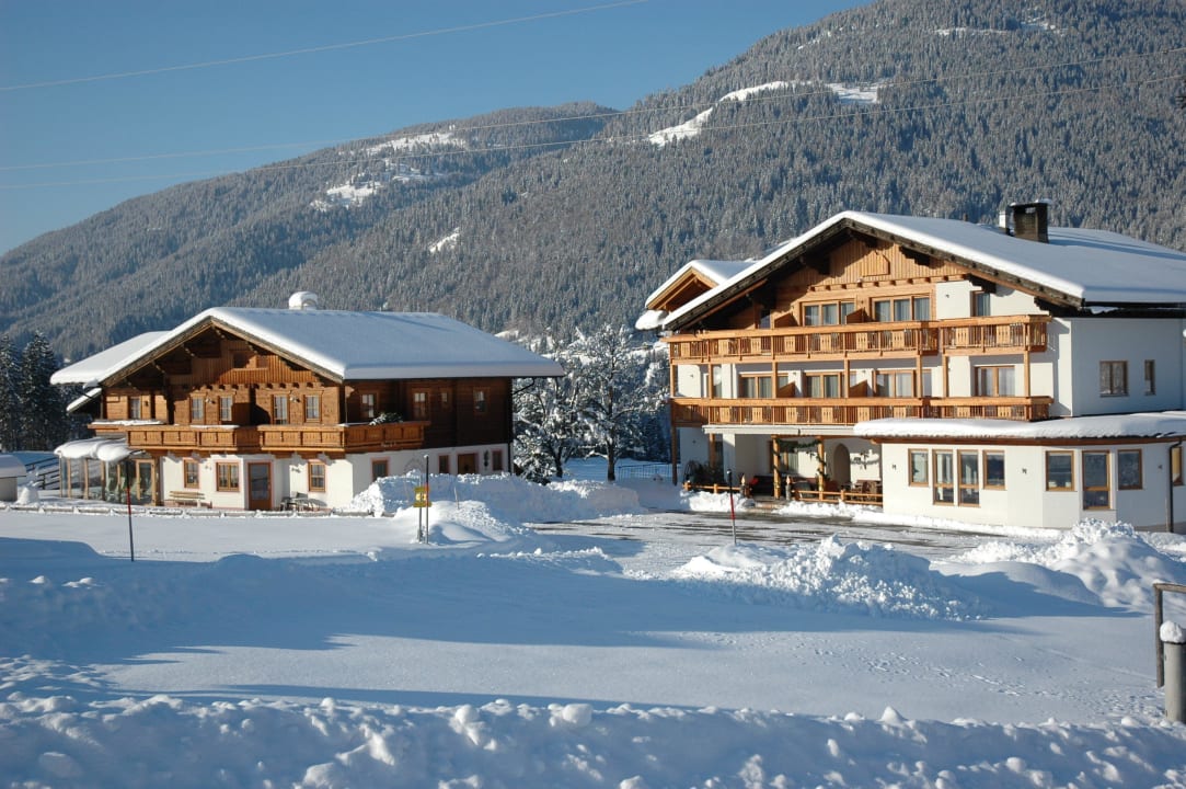 Eingebettet in die Winterlandschaft  Hotel Alpenhof Wolayersee