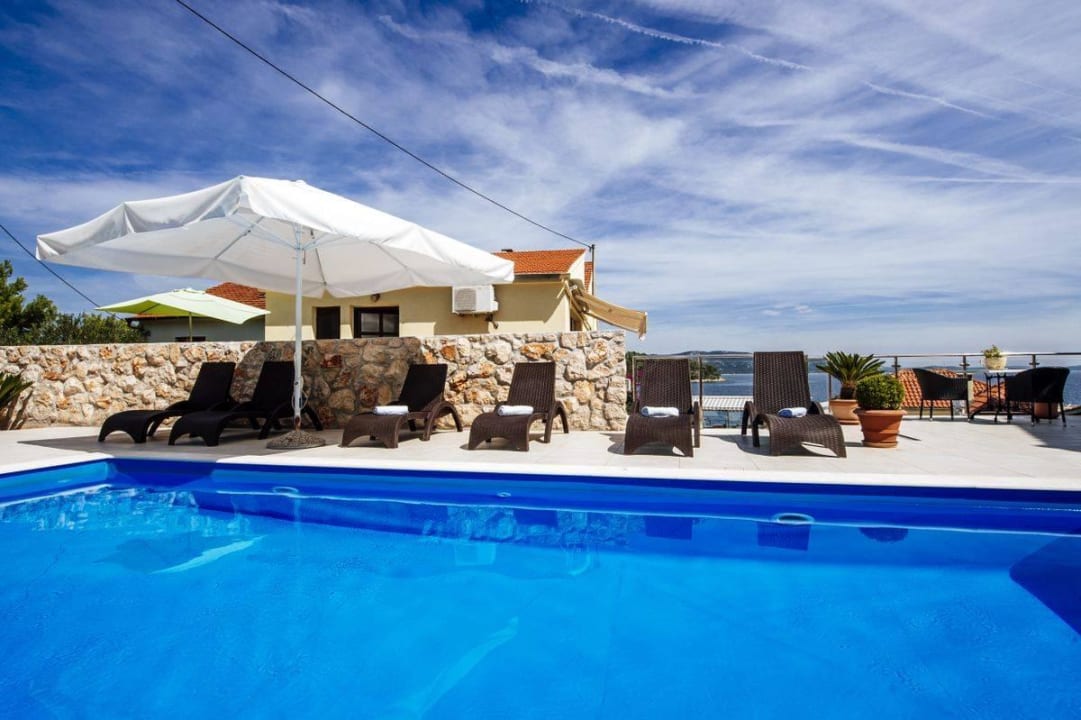 Poolanlage Baroni mit Meerblick Insel Iz Strandhaus Vanessa