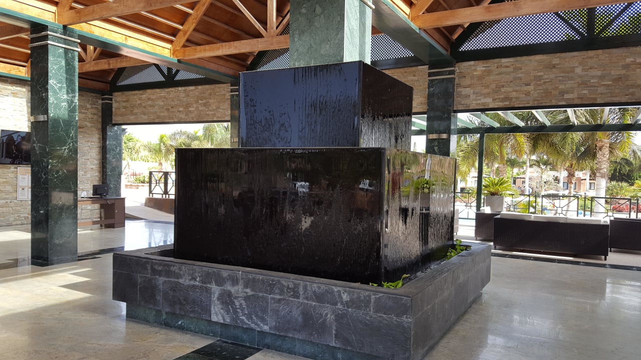Brunnen in der Lobby allsun Hotel Esplendido