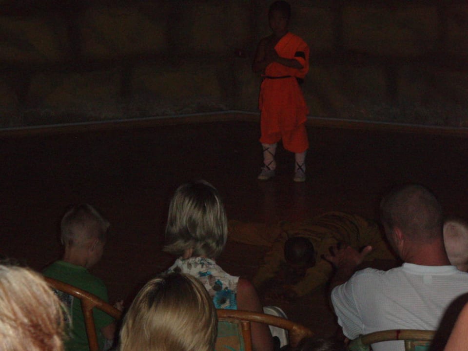 Show in de jungle disco SUNRISE Holidays Resort (Adults Only)