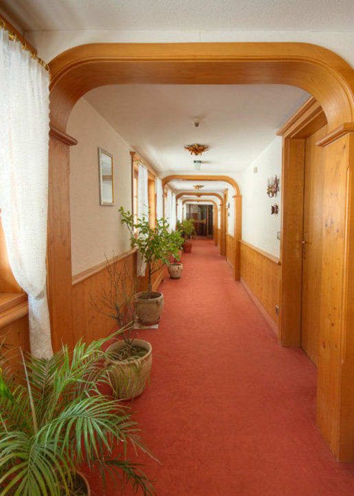 Moderner und heller Flur zu den Zimmern Heizmannshof Hotel & Restaurant