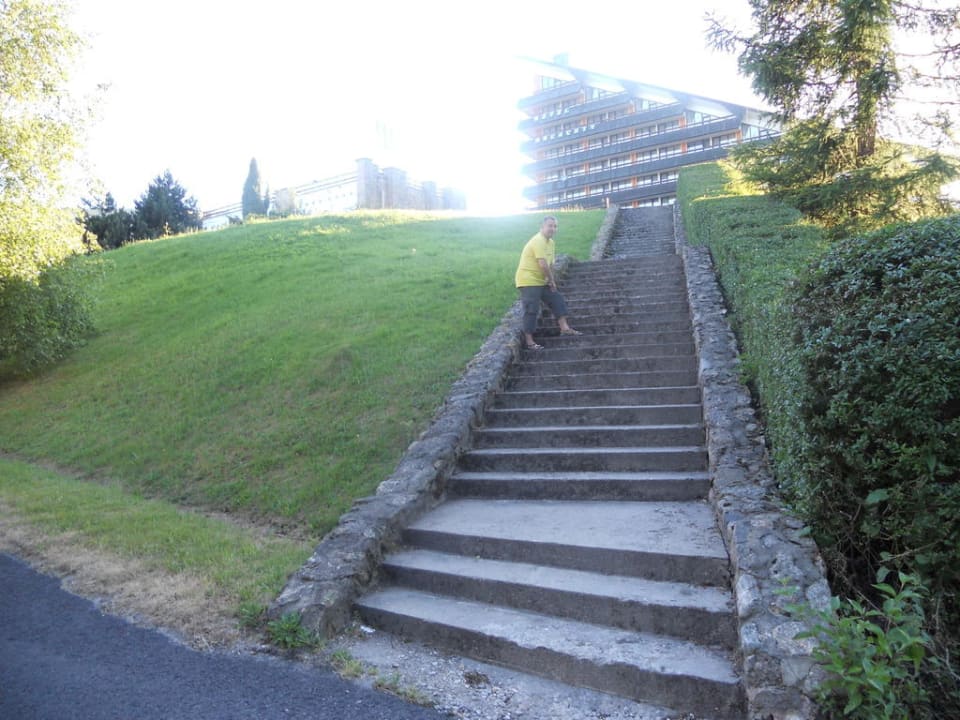 Die Treppe hoch zum Hotel INTERFERIE Aquapark Sport Hotel Malachit