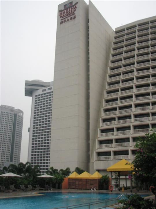 Blick auf das Hotel vom Pool Parkroyal Collection Marina Bay