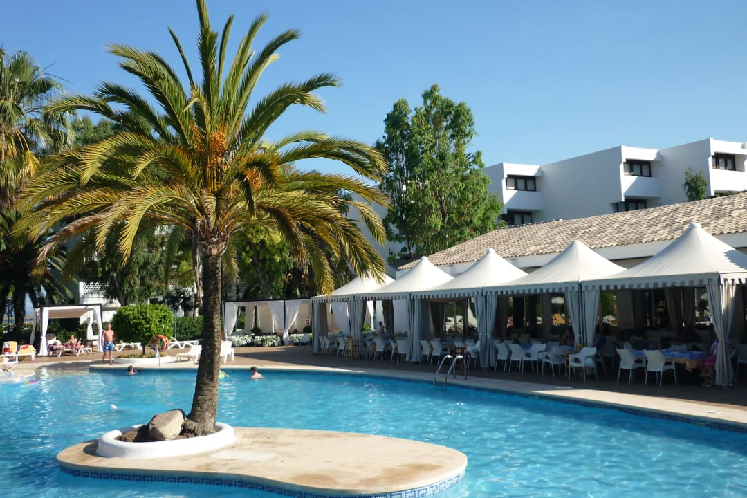 Die Aussenplätze des Restaurants am Pool Iberostar Waves Ciudad Blanca