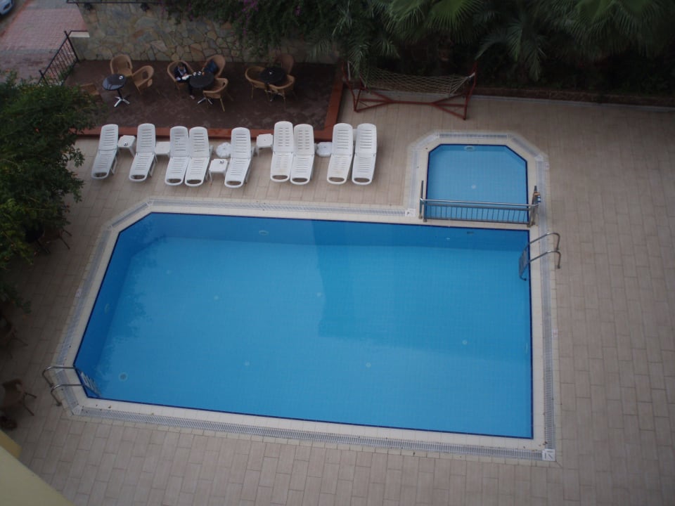 Hotelpool mit Liegestühlen Hotel Aroma