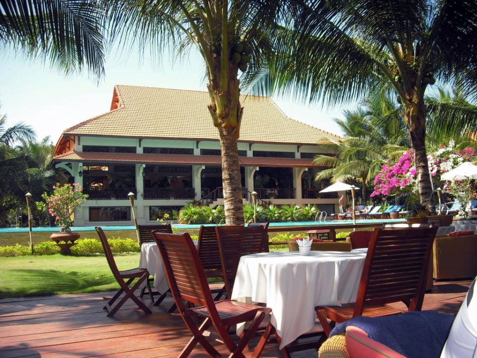 Haupthaus mit Restaurant von der Hotelbar aus Hotel Sunny Beach Resort