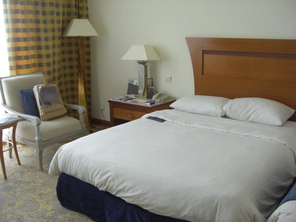 Bett Hotel Le Meridien Al Aqah Beach Resort