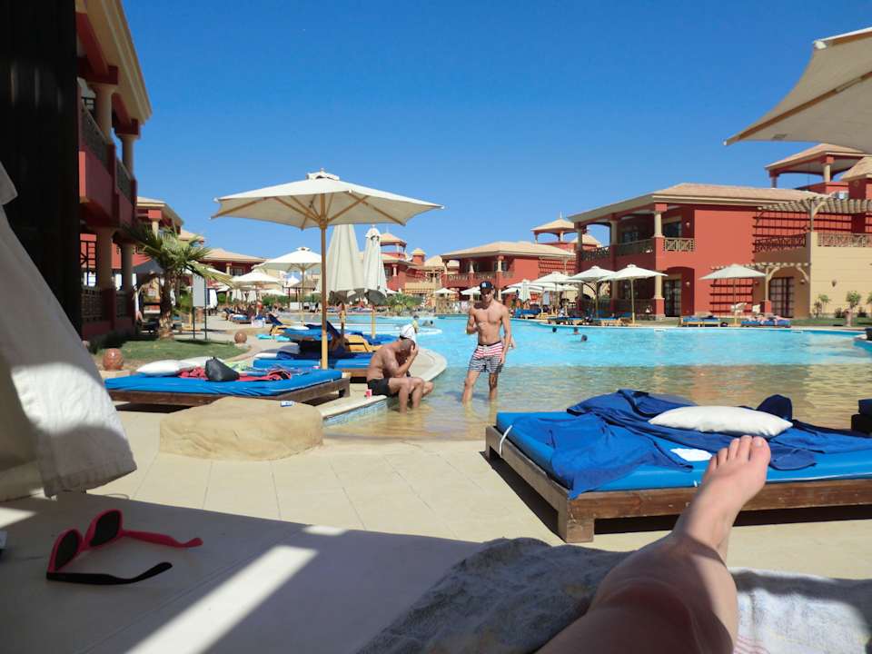 Im Hintergrund sieht man die Bungalows Pickalbatros Alf Leila Wa Leila Resort - Neverland Hurghada