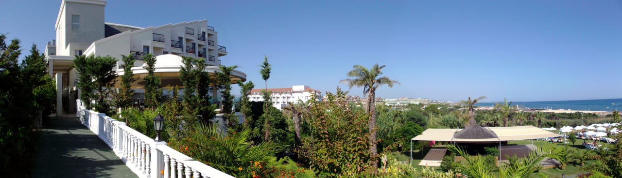 Auf dem Weg vom Strand zur Epik-Bar Royal Atlantis Spa & Resort