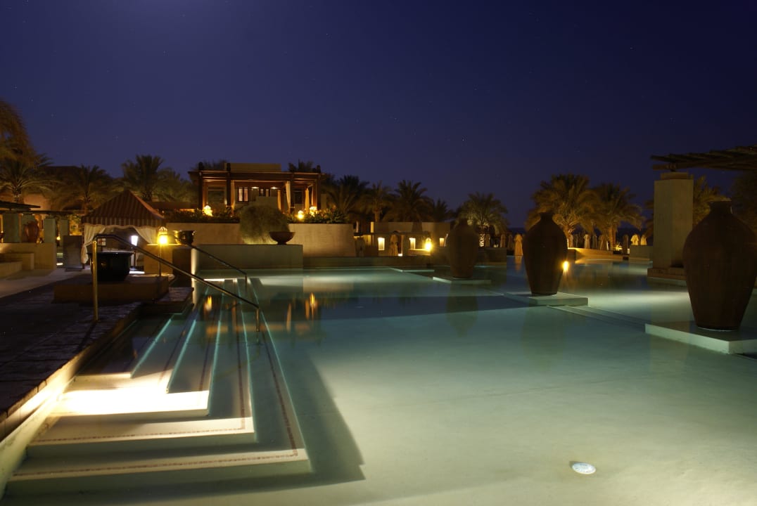 Pool bei Nacht Hotel Bab Al Shams Desert Resort & Spa